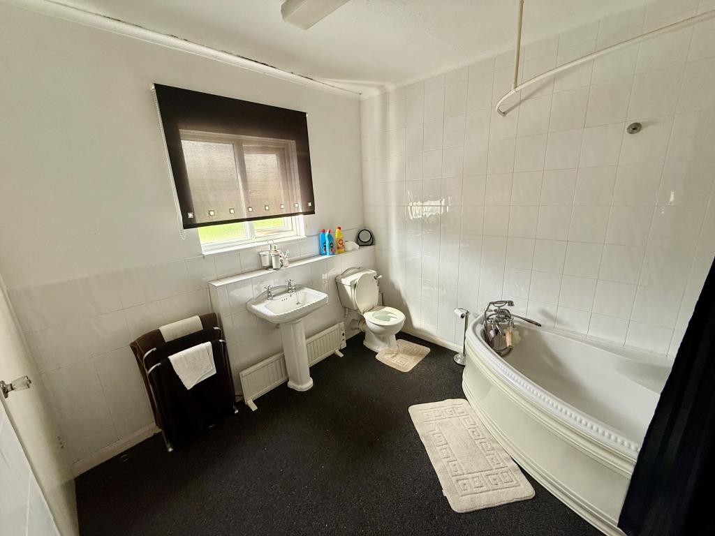 Lot: 55 - CAR FORECOURT, WORKSHOP AND RESIDENTIAL ACCOMMODATION - Bathroom with W.C.